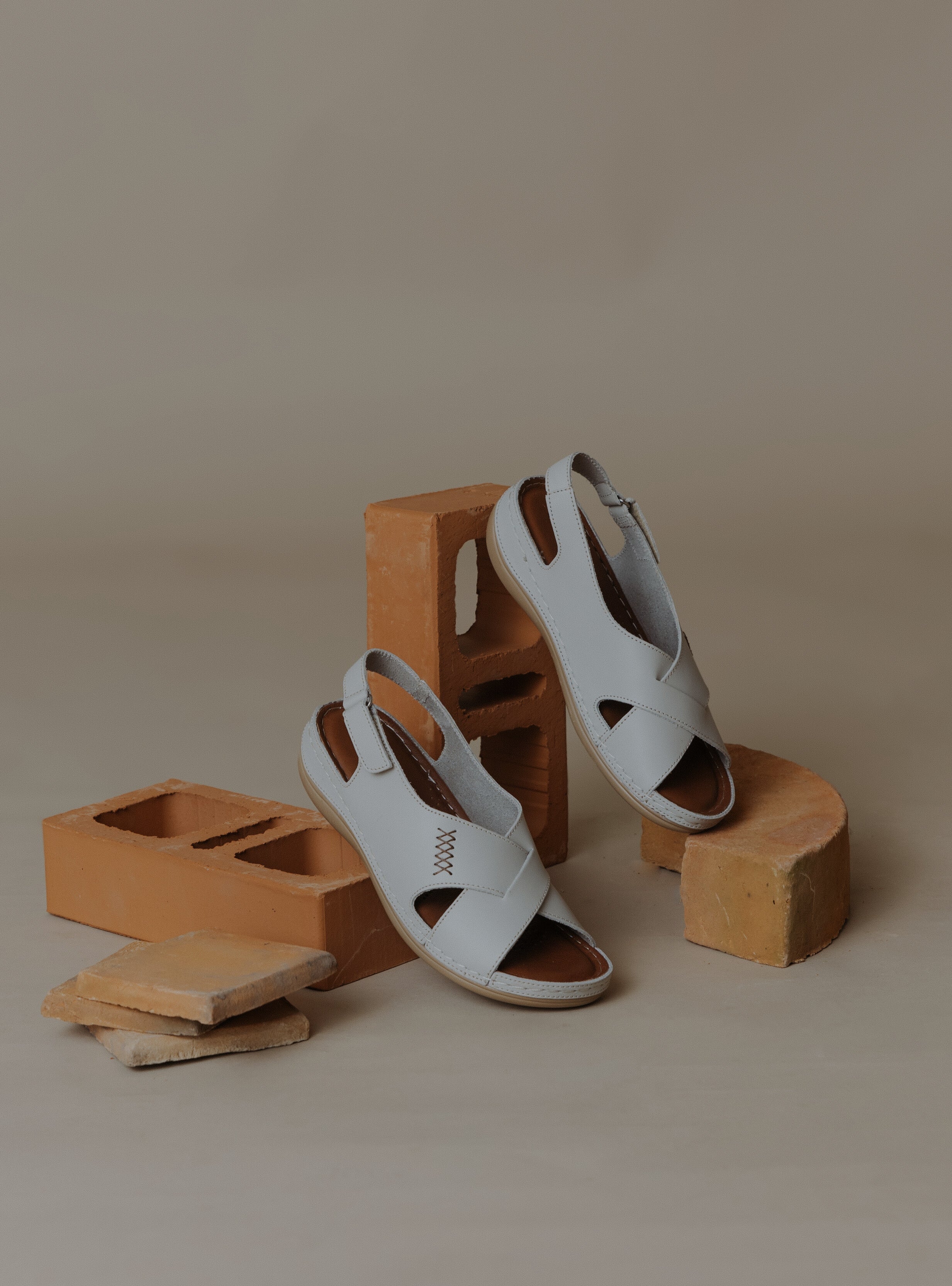 SUPPORTIVE BUCKLE FLATS