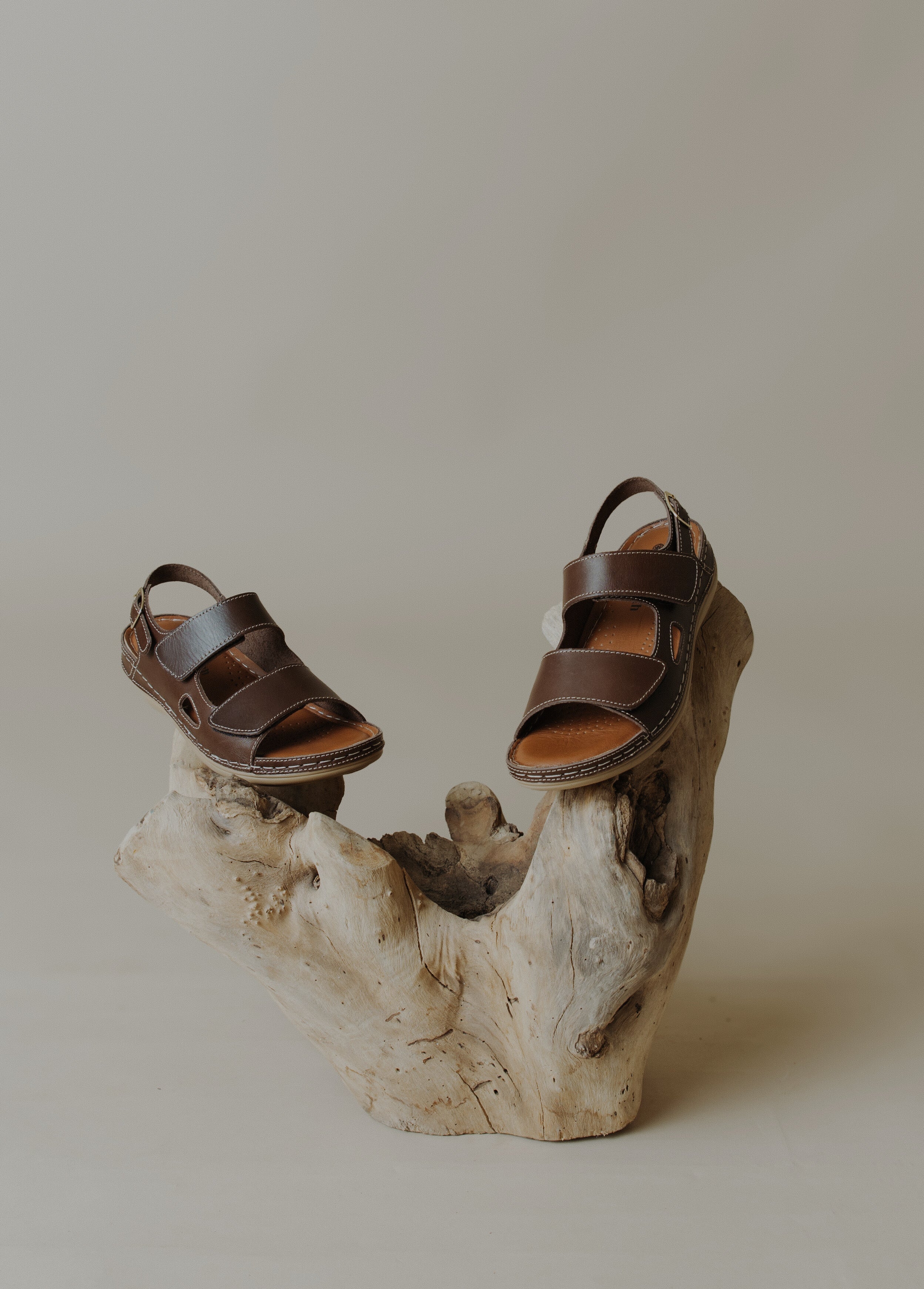 FLATS WITH ADJUSTABLE STRAPS